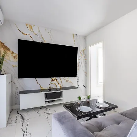 Cannes 40 M² Terrace & Included Parking Apartment